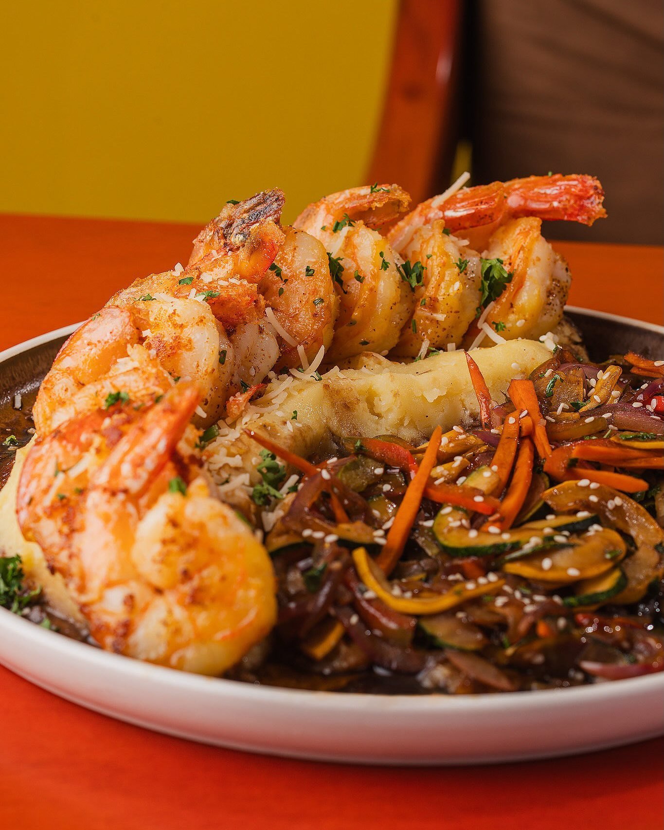 Plato de camarones con acompañamientos
