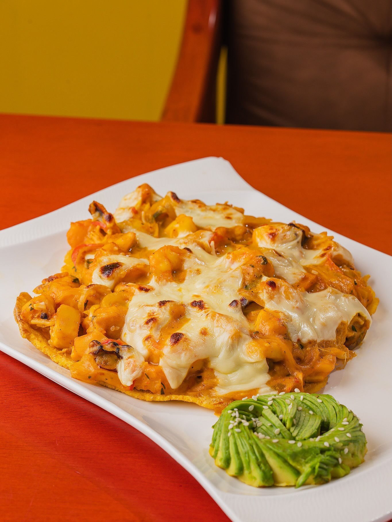 Plato caliente gratinado servido en mesa